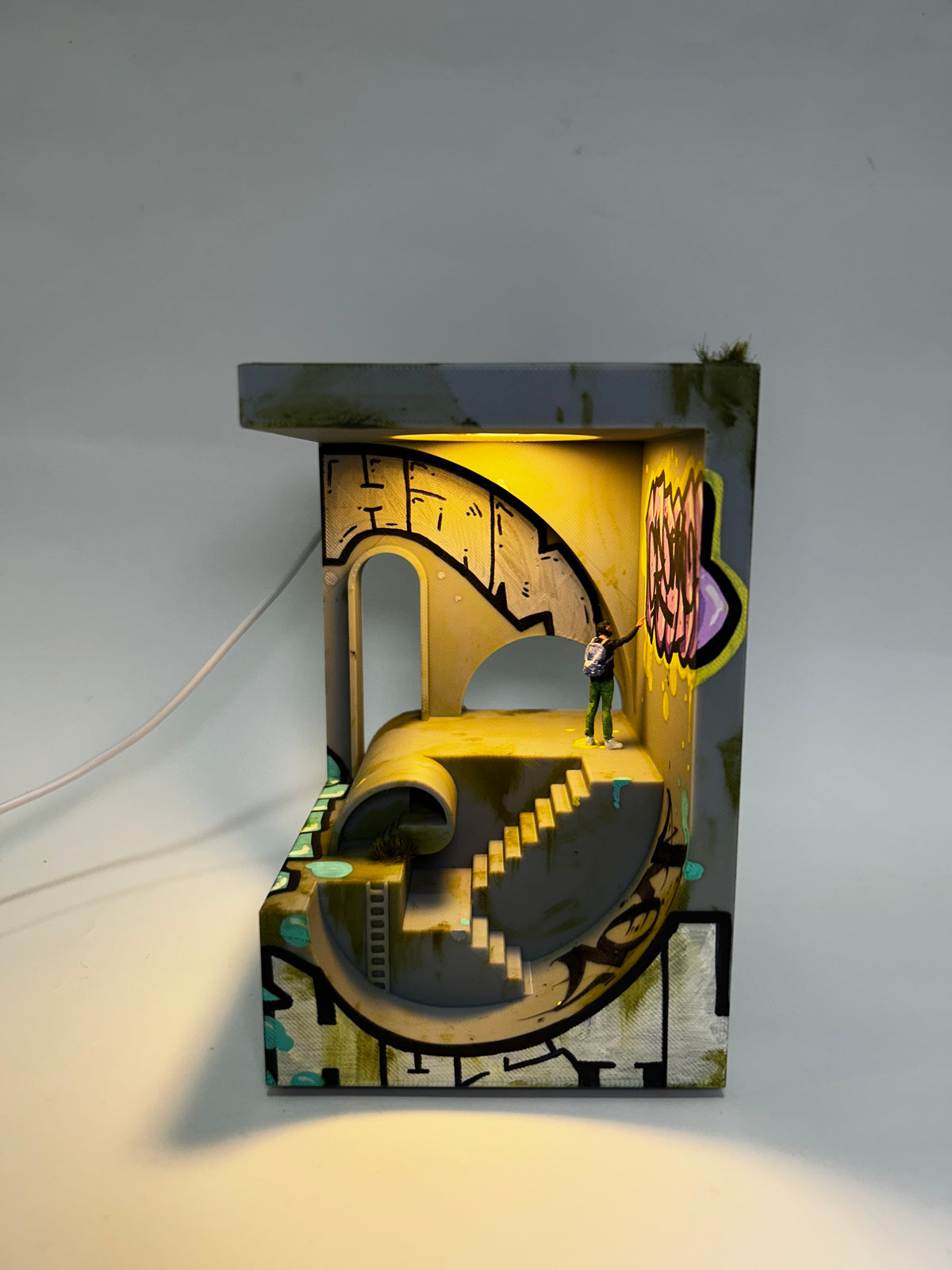 Vandalized Lamp 2/3