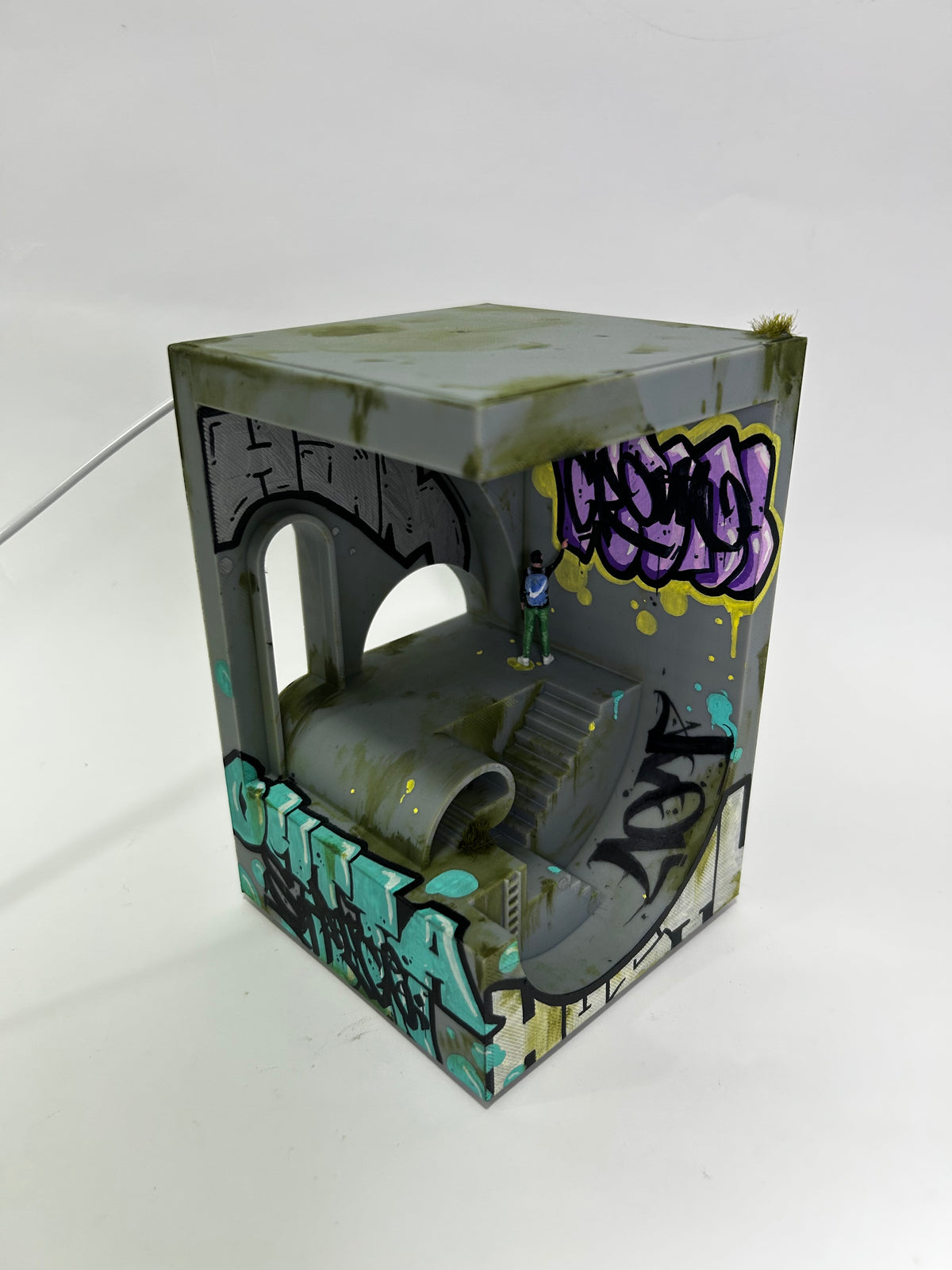 Vandalized Lamp 2/3