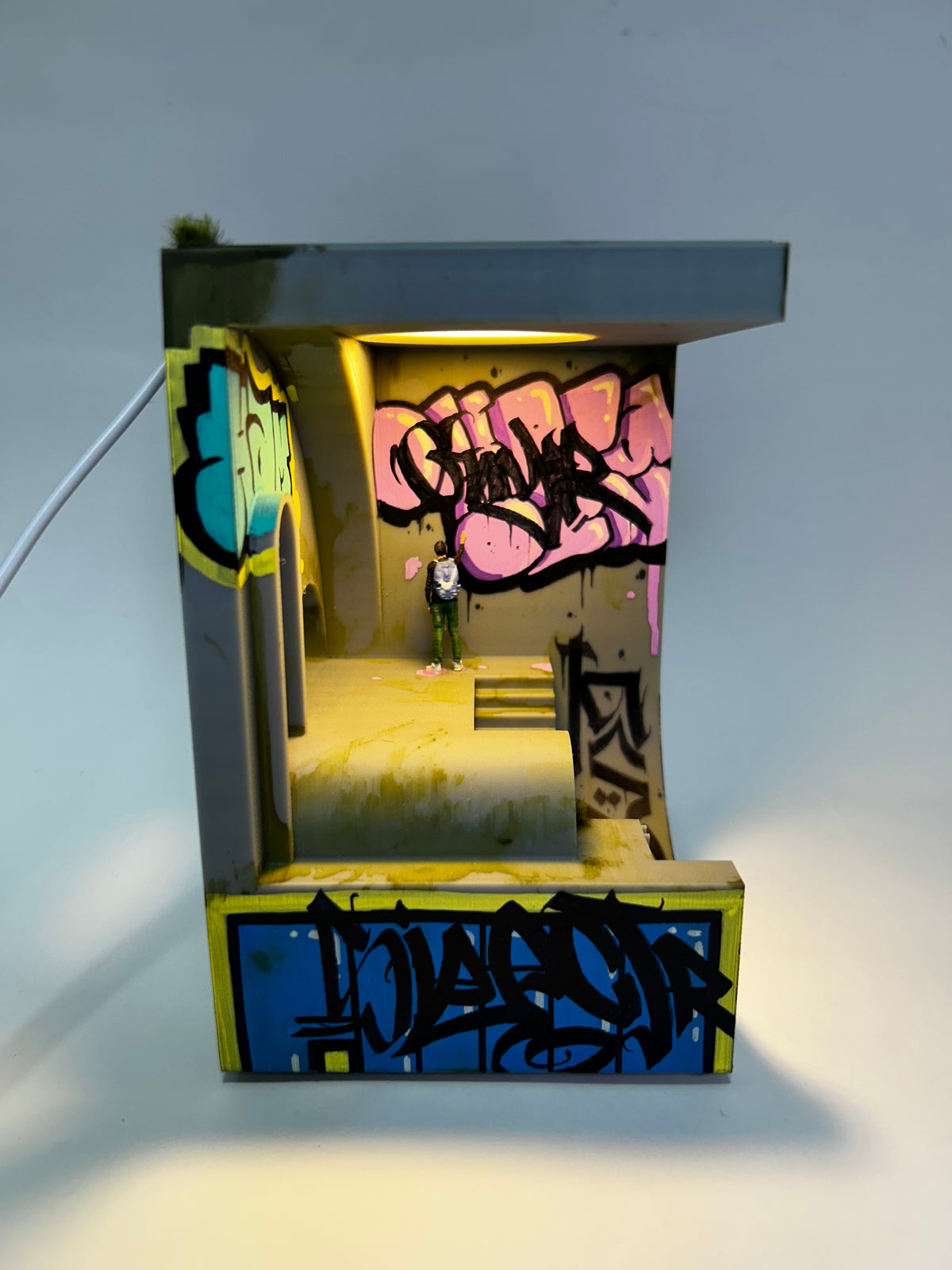 Vandalized Lamp 3/3