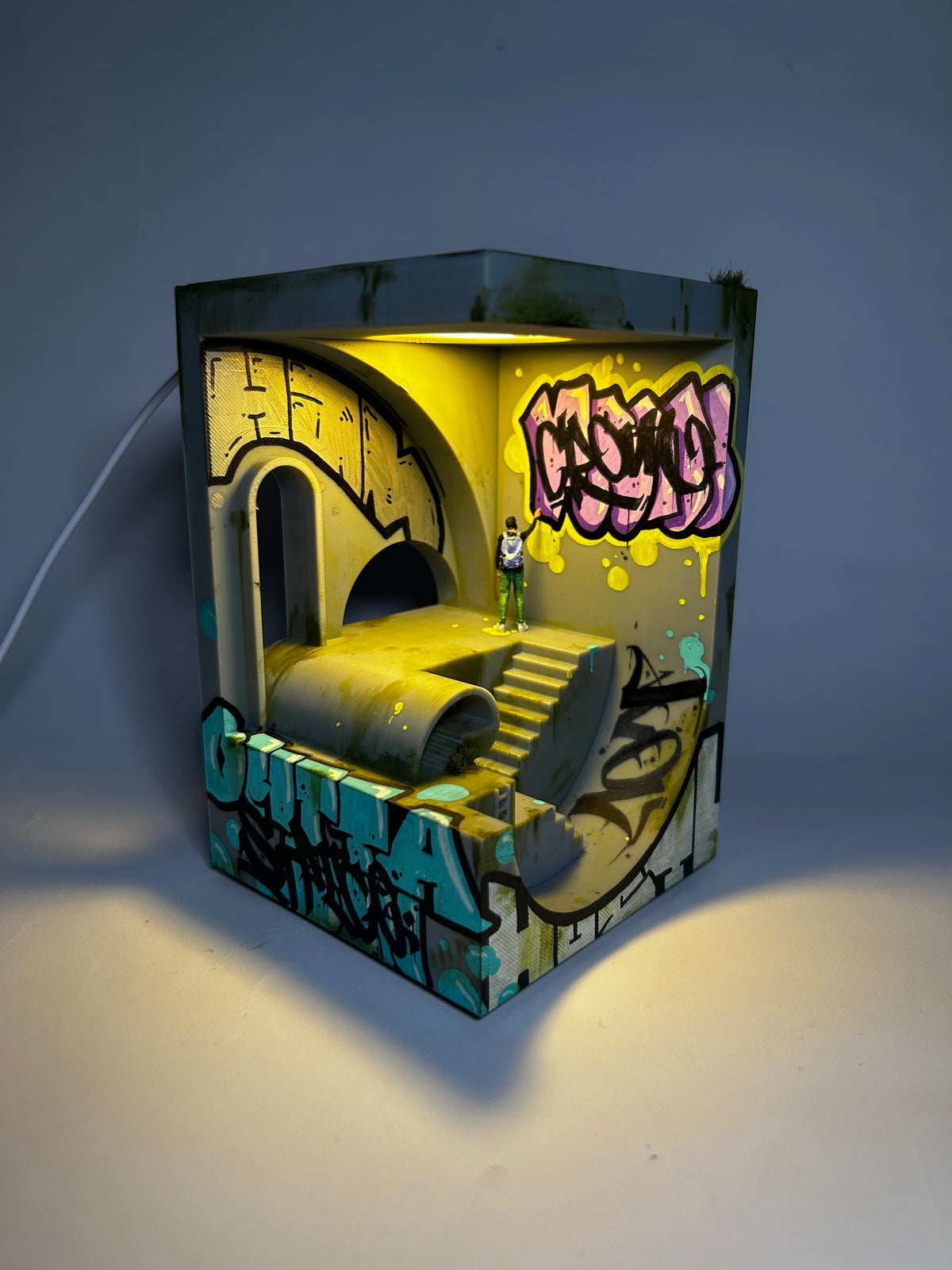 Vandalized Lamp 2/3
