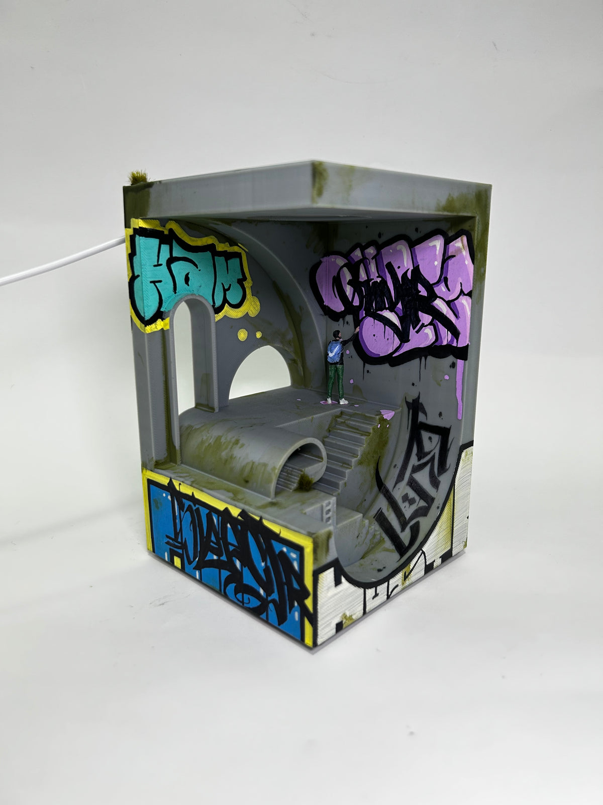 Vandalized Lamp 3/3