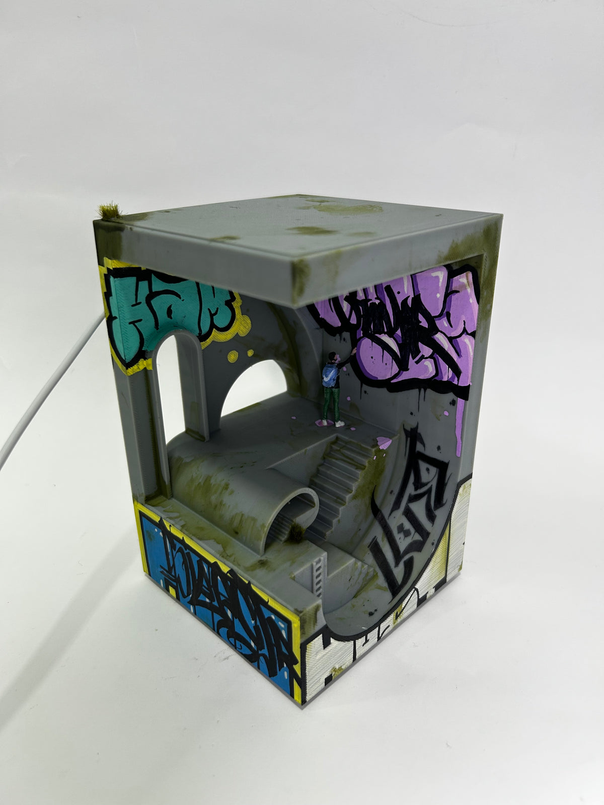 Vandalized Lamp 3/3