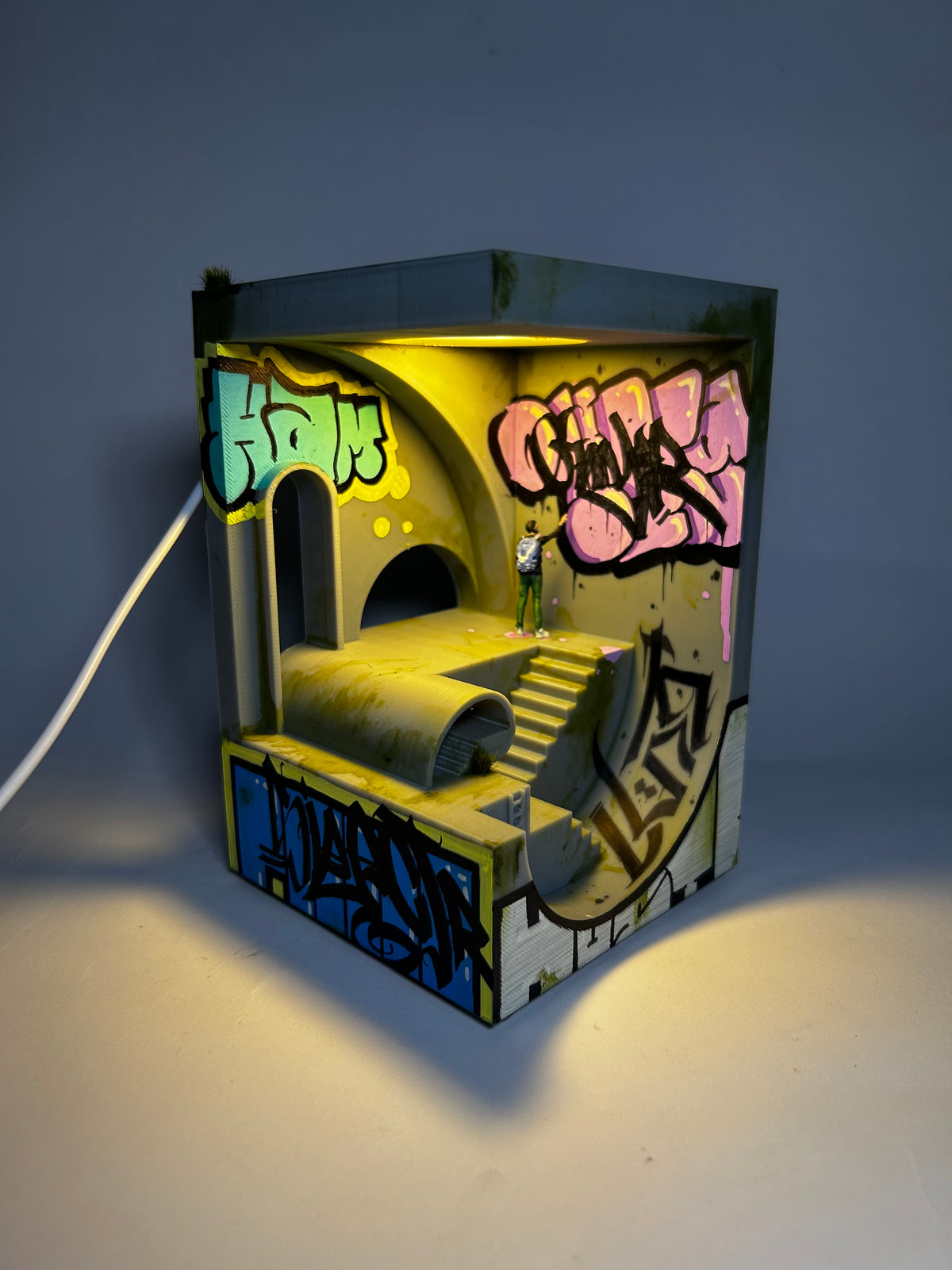 Vandalized Lamp 3/3